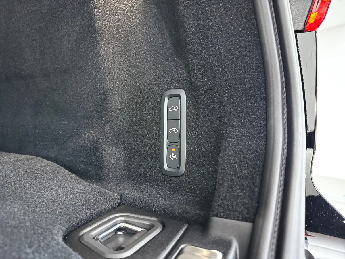 T6 Plug-in hybrid AWD Ultra Dark | Panoramadak | 360° camera | Head-up display | Luchtvering | Harman Kardon | Stoel- en stuurverwarming | Trekhaak
