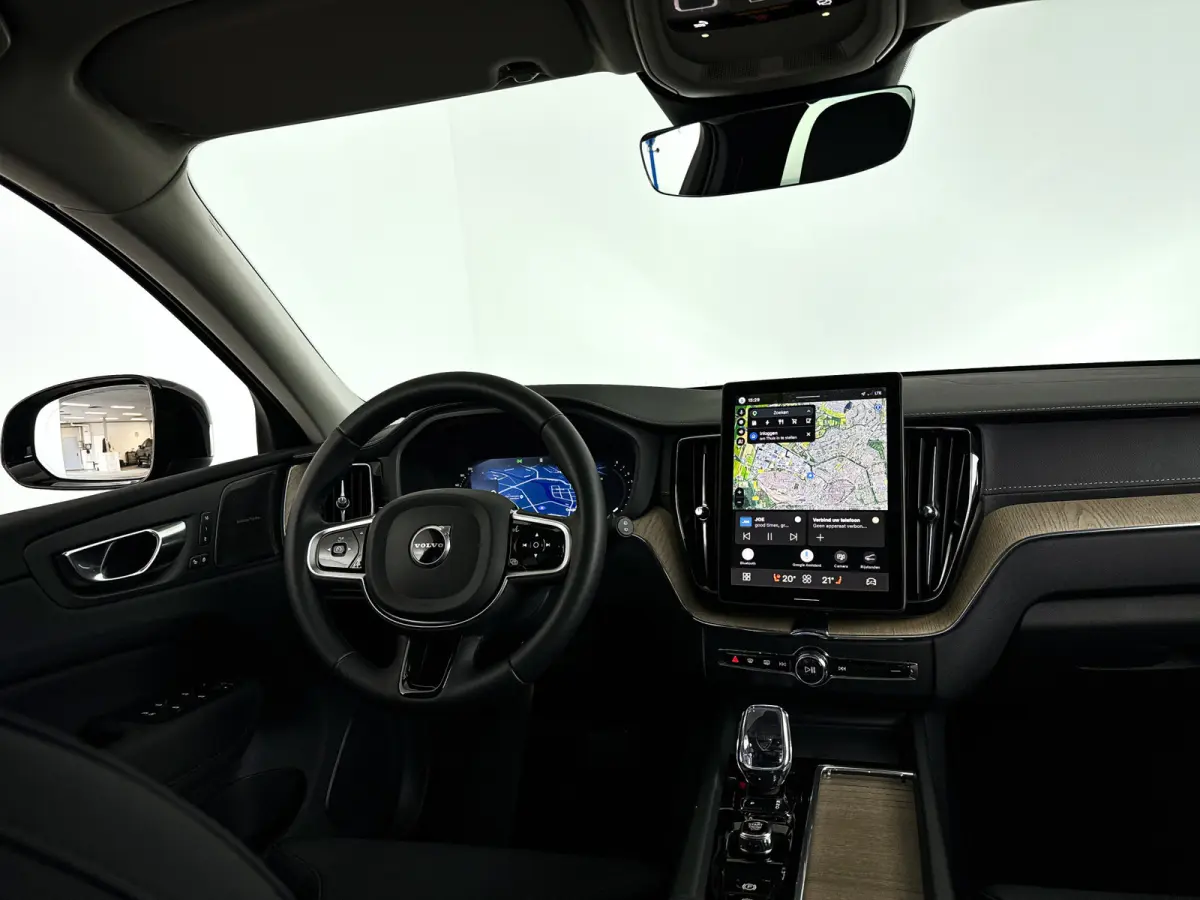 T6 Plug-in hybrid AWD Ultra Dark | Panoramadak | 360° camera | Head-up display | Luchtvering | Harman Kardon | Stoel- en stuurverwarming | Trekhaak
