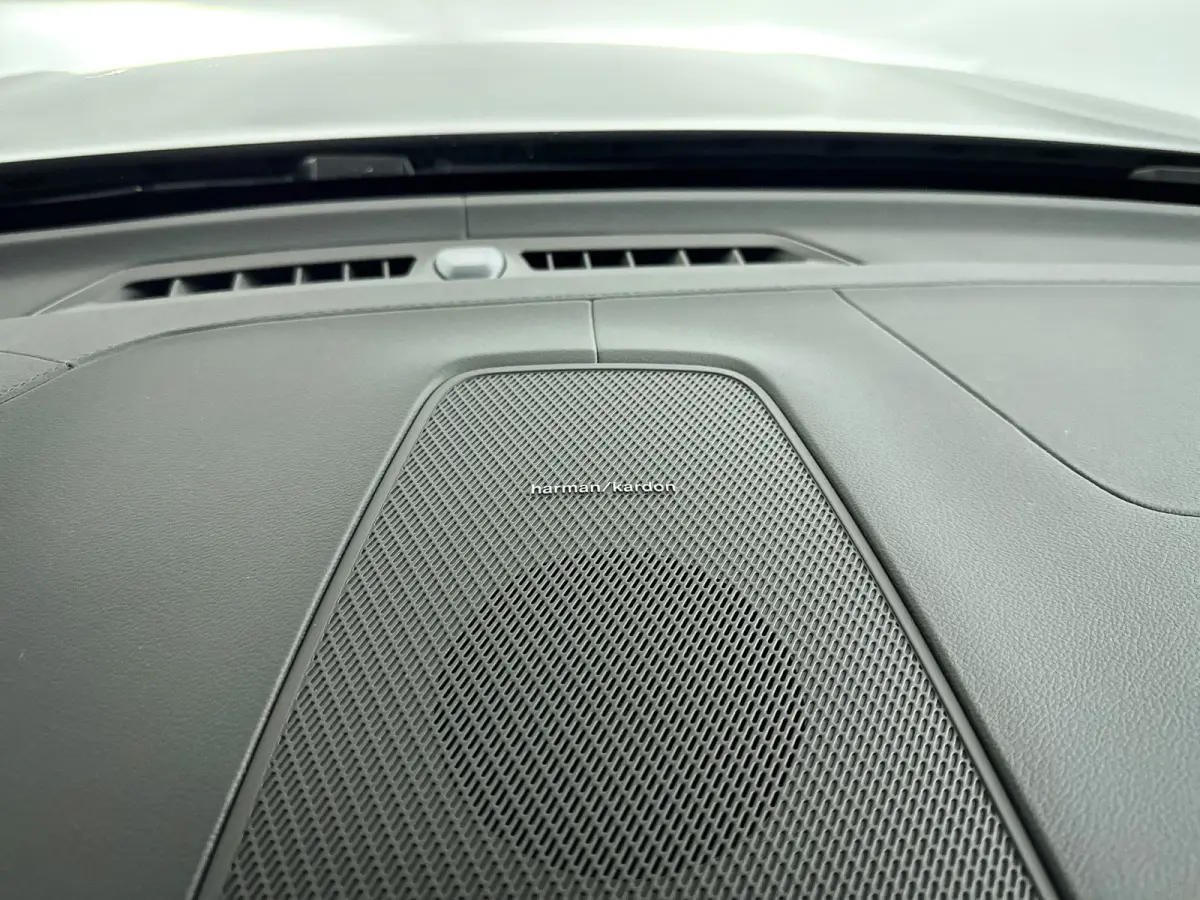T6 Plug-in hybrid AWD Ultra Dark | Panoramadak | 360° camera | Head-up display | Luchtvering | Harman Kardon | Stoel- en stuurverwarming | Trekhaak