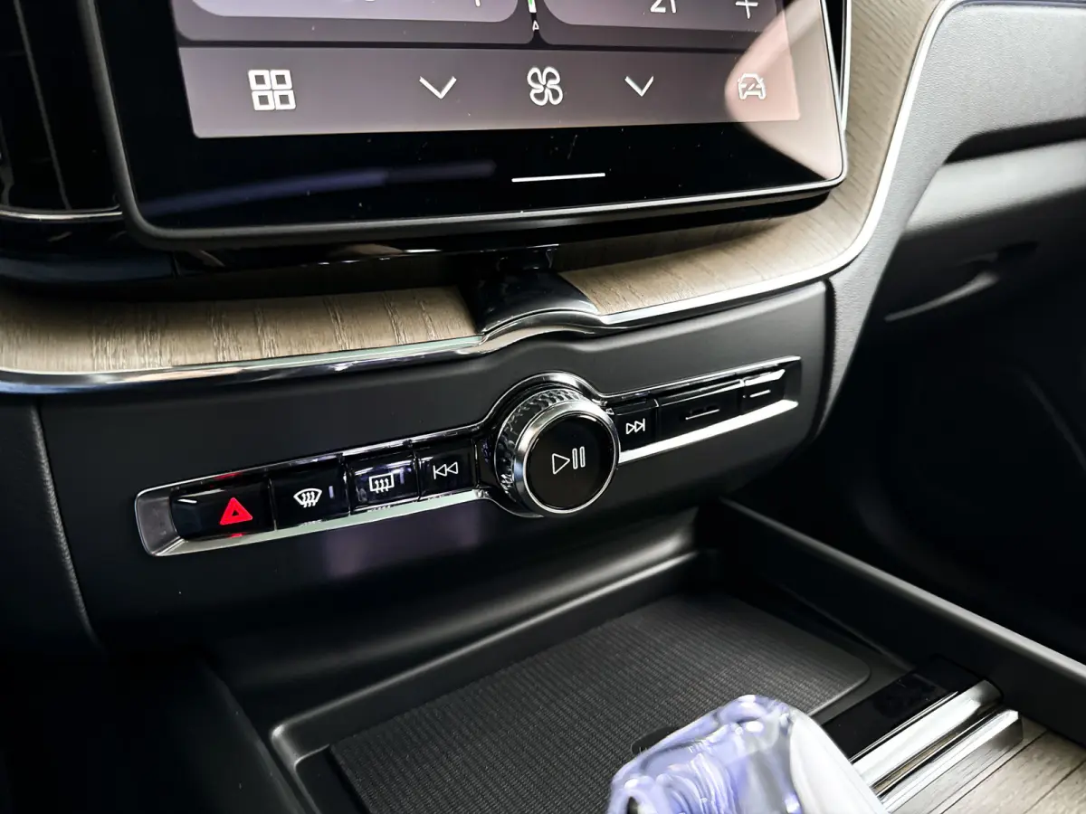 T6 Plug-in hybrid AWD Ultra Dark | Panoramadak | 360° camera | Head-up display | Luchtvering | Harman Kardon | Stoel- en stuurverwarming | Trekhaak