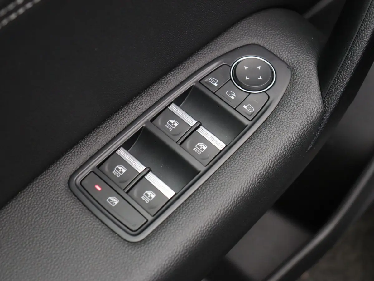 TCe 90 Techno | Navigatie | Achteruitrijcamera | Parkeersensoren voor en achter | Climate control |