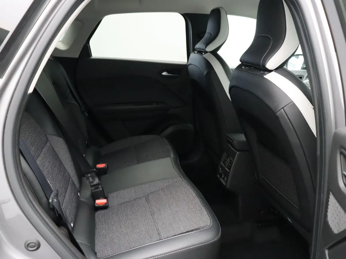 TCe 90 Techno | Navigatie | Achteruitrijcamera | Parkeersensoren voor en achter | Climate control |
