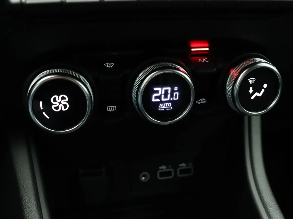 TCe 90 Techno | Navigatie | Achteruitrijcamera | Parkeersensoren voor en achter | Climate control |