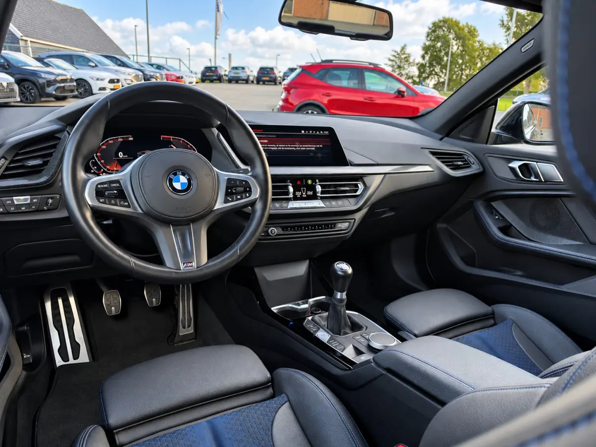 218i High Executive, M SPORT PAKKET | Apple Carplay/Android | Cruise control | Led | Climate contr. | Live Cockpit Plus