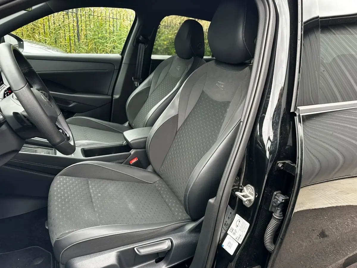 1.5 eTsi R-Line First Edition l Elektr. Trekhaak l IQ Light l ELektr. Klep l Led PLUS l Digital PRO l 19" Velgen l R-Line interieur l