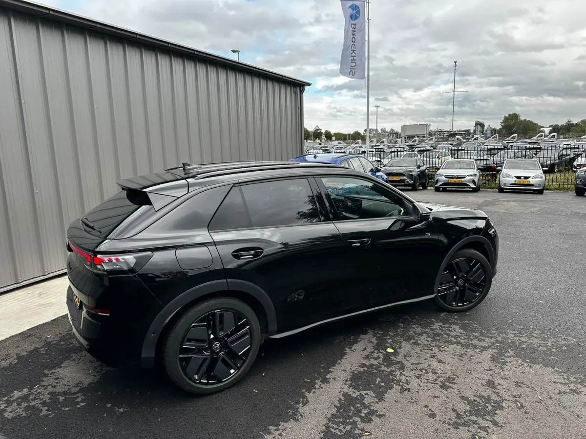 1.5 eTsi R-Line First Edition l Elektr. Trekhaak l IQ Light l ELektr. Klep l Led PLUS l Digital PRO l 19" Velgen l R-Line interieur l