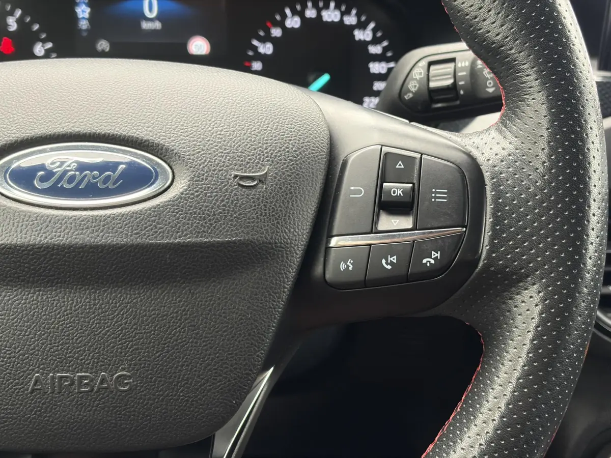 1.0 EcoBoost ST Line Business ✓2e Eigenaar✓Carplay✓Trekhaak✓Camera✓Keyless✓Stoelverw✓Clima✓Cruise✓Dealer Onderhouden✓Recent beurt gehad✓PDc V+A✓6 Bak✓125pk✓Lm vel