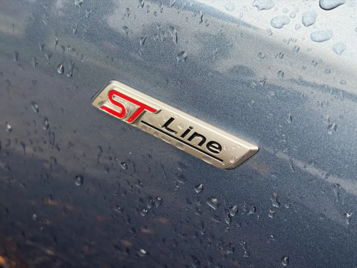 1.0 EcoBoost ST Line Business ✓2e Eigenaar✓Carplay✓Trekhaak✓Camera✓Keyless✓Stoelverw✓Clima✓Cruise✓Dealer Onderhouden✓Recent beurt gehad✓PDc V+A✓6 Bak✓125pk✓Lm vel
