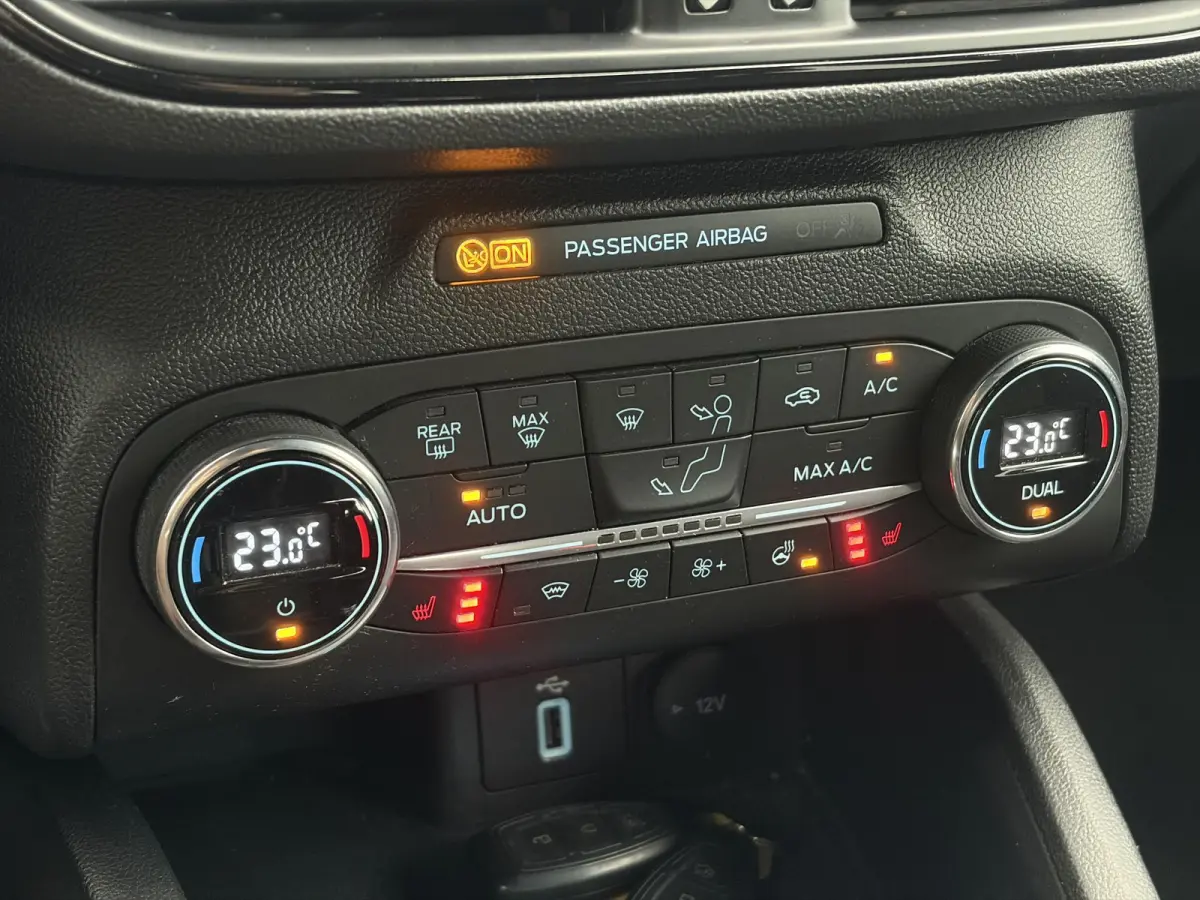 1.0 EcoBoost ST Line Business ✓2e Eigenaar✓Carplay✓Trekhaak✓Camera✓Keyless✓Stoelverw✓Clima✓Cruise✓Dealer Onderhouden✓Recent beurt gehad✓PDc V+A✓6 Bak✓125pk✓Lm vel