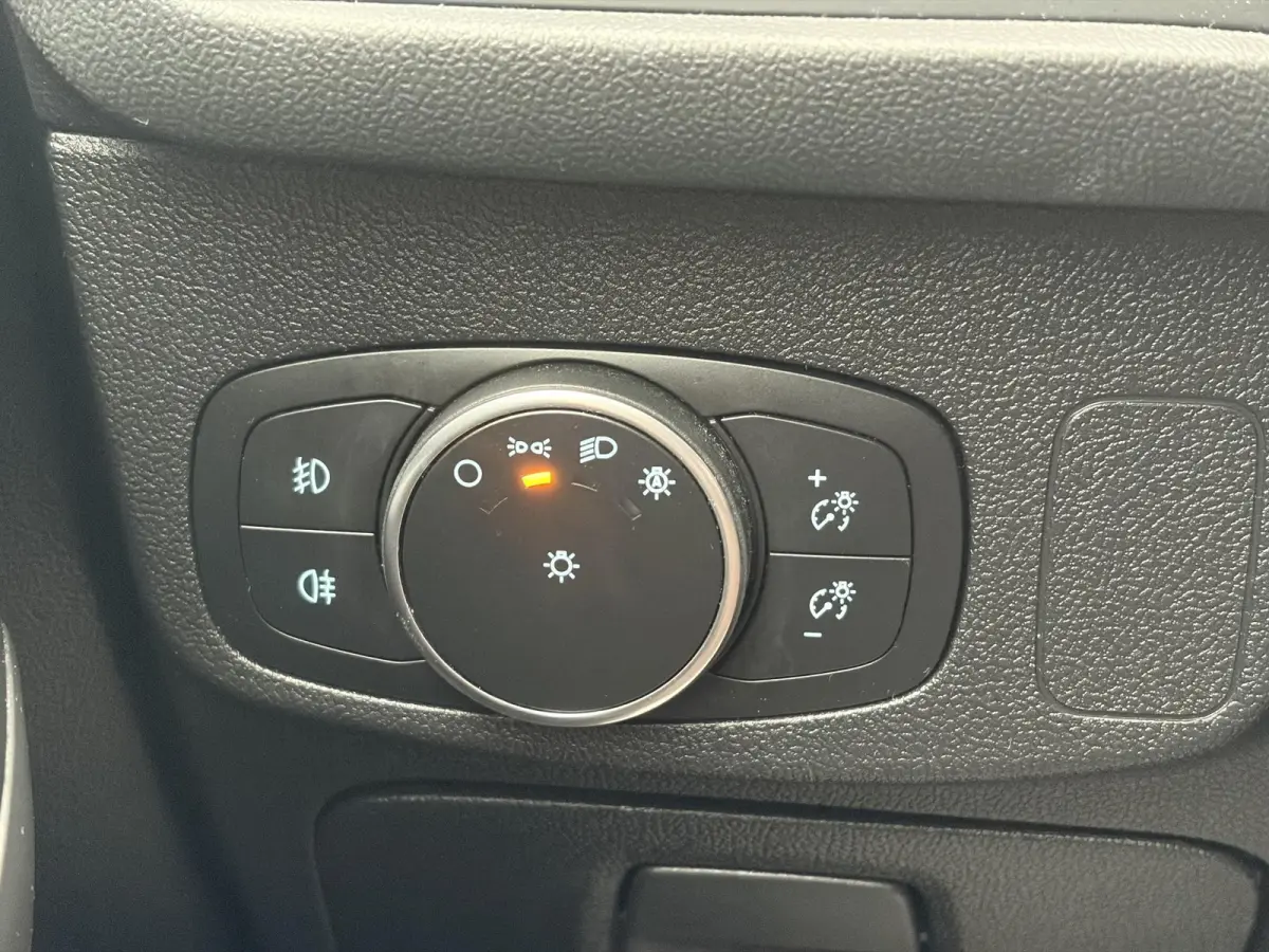 1.0 EcoBoost ST Line Business ✓2e Eigenaar✓Carplay✓Trekhaak✓Camera✓Keyless✓Stoelverw✓Clima✓Cruise✓Dealer Onderhouden✓Recent beurt gehad✓PDc V+A✓6 Bak✓125pk✓Lm vel
