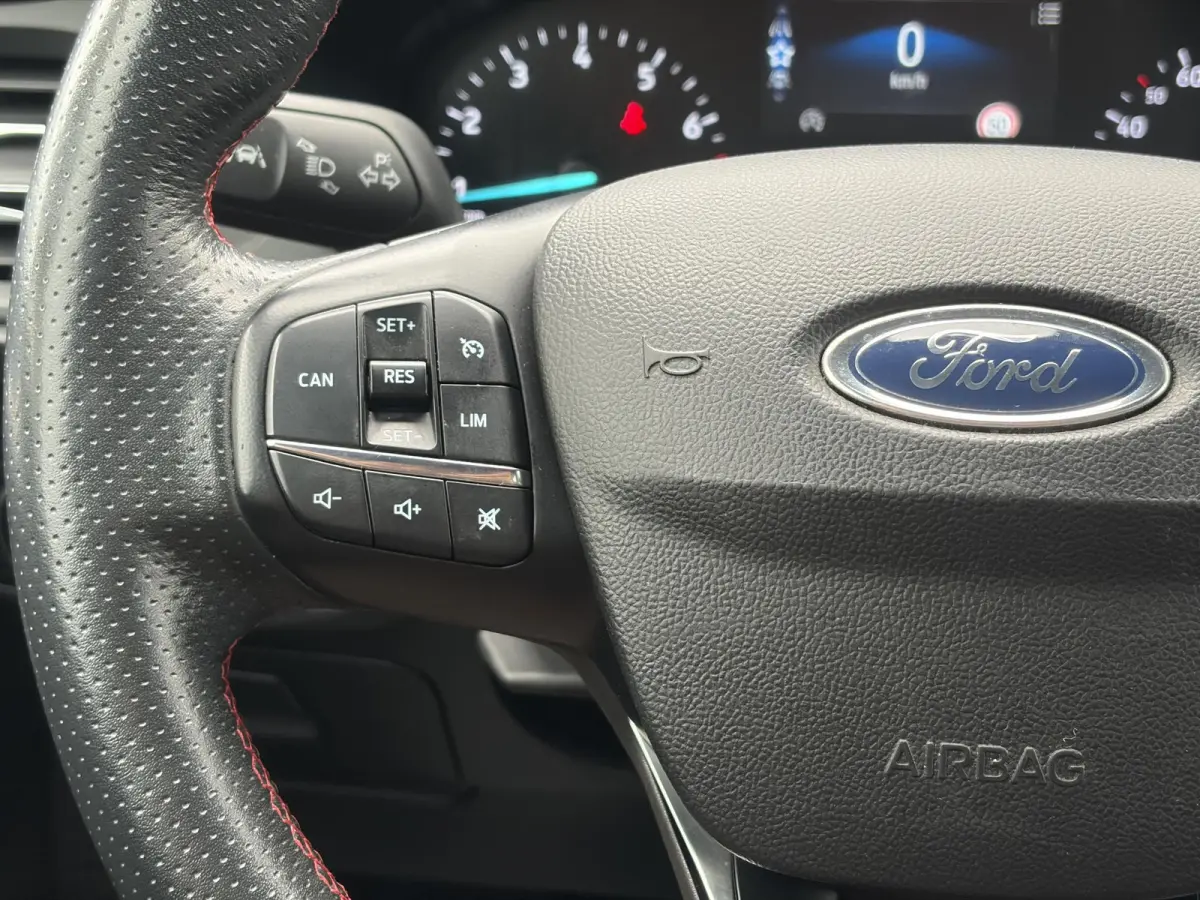 1.0 EcoBoost ST Line Business ✓2e Eigenaar✓Carplay✓Trekhaak✓Camera✓Keyless✓Stoelverw✓Clima✓Cruise✓Dealer Onderhouden✓Recent beurt gehad✓PDc V+A✓6 Bak✓125pk✓Lm vel