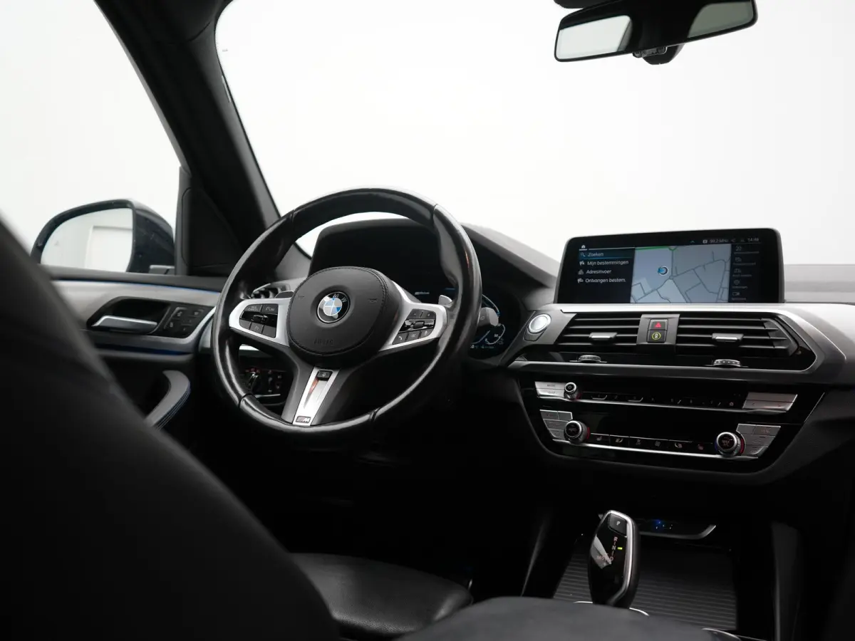 xDrive30e M Sport PHEV 293pk Dealer O.H | Camera | Head Up | Sfeerverlichting | Sportstoelen & Stuur Verwarmd | Apple Carplay | Cruise Control | DAB | Navigatie | Virtual | 21"L.M | Plug In 