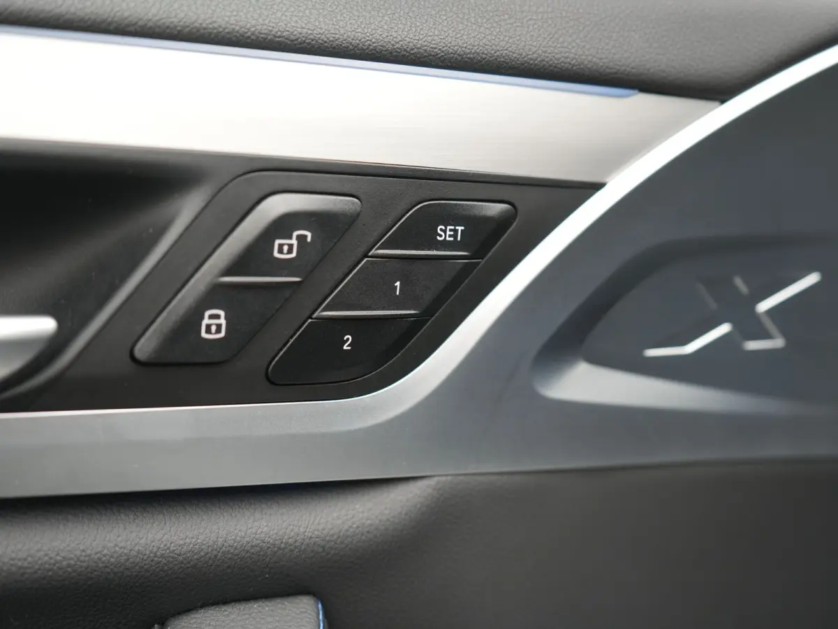 xDrive30e M Sport PHEV 293pk Dealer O.H | Camera | Head Up | Sfeerverlichting | Sportstoelen & Stuur Verwarmd | Apple Carplay | Cruise Control | DAB | Navigatie | Virtual | 21"L.M | Plug In 