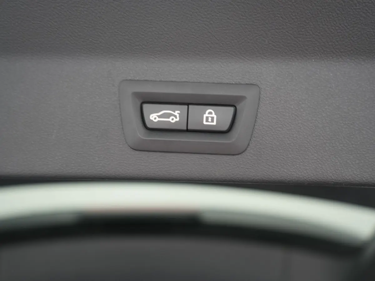xDrive30e M Sport PHEV 293pk Dealer O.H | Camera | Head Up | Sfeerverlichting | Sportstoelen & Stuur Verwarmd | Apple Carplay | Cruise Control | DAB | Navigatie | Virtual | 21"L.M | Plug In 