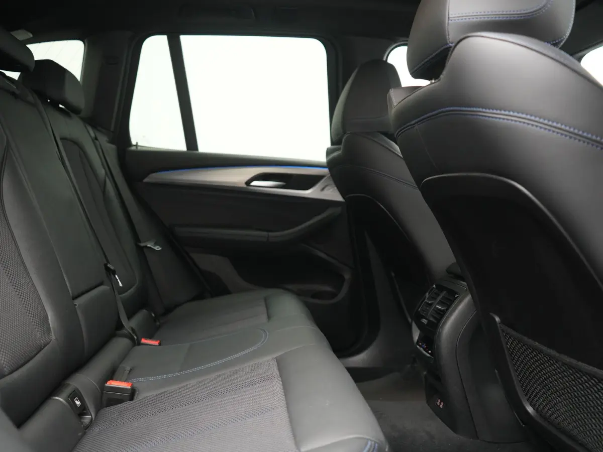 xDrive30e M Sport PHEV 293pk Dealer O.H | Camera | Head Up | Sfeerverlichting | Sportstoelen & Stuur Verwarmd | Apple Carplay | Cruise Control | DAB | Navigatie | Virtual | 21"L.M | Plug In 