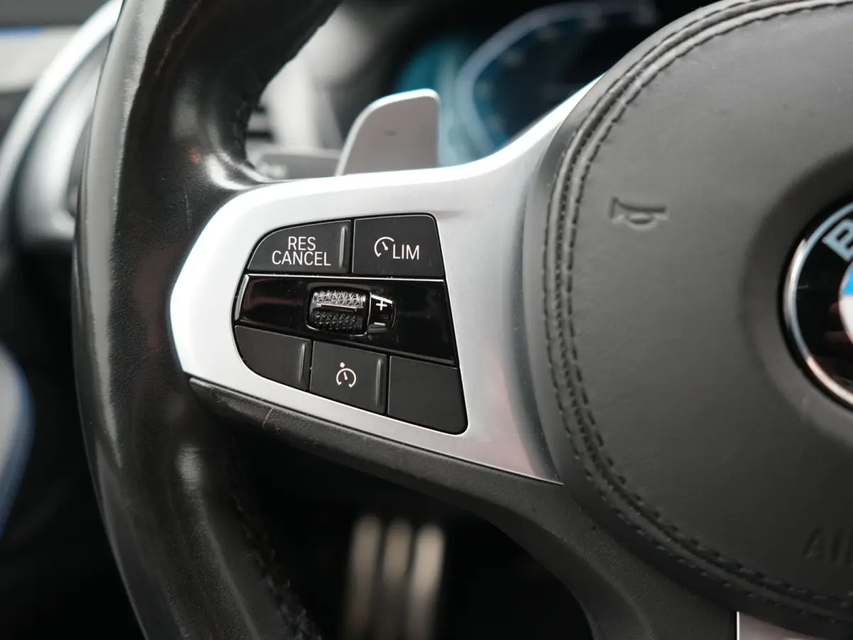 xDrive30e M Sport PHEV 293pk Dealer O.H | Camera | Head Up | Sfeerverlichting | Sportstoelen & Stuur Verwarmd | Apple Carplay | Cruise Control | DAB | Navigatie | Virtual | 21"L.M | Plug In 