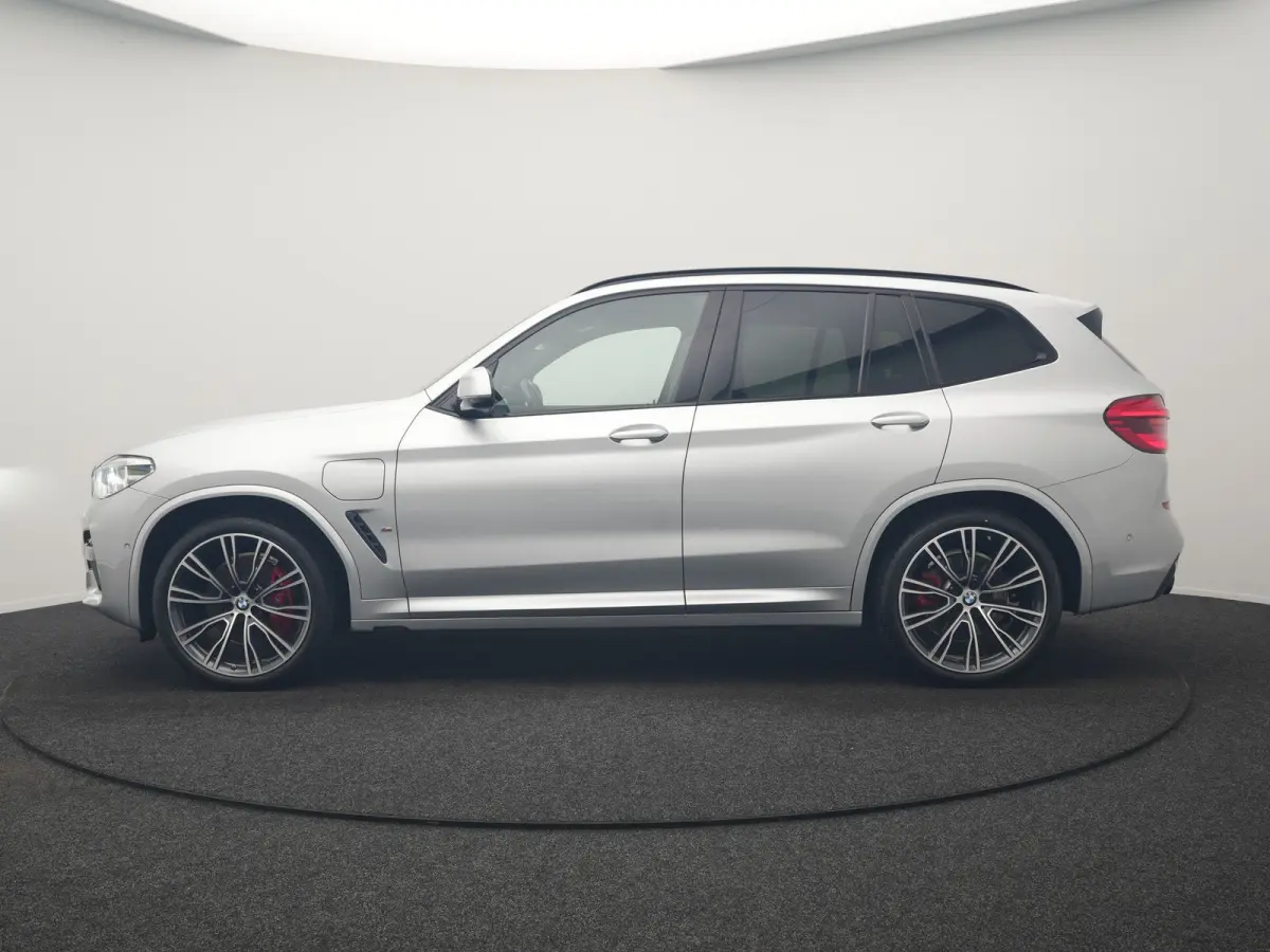 xDrive30e M Sport PHEV 293pk Dealer O.H | Camera | Head Up | Sfeerverlichting | Sportstoelen & Stuur Verwarmd | Apple Carplay | Cruise Control | DAB | Navigatie | Virtual | 21"L.M | Plug In 
