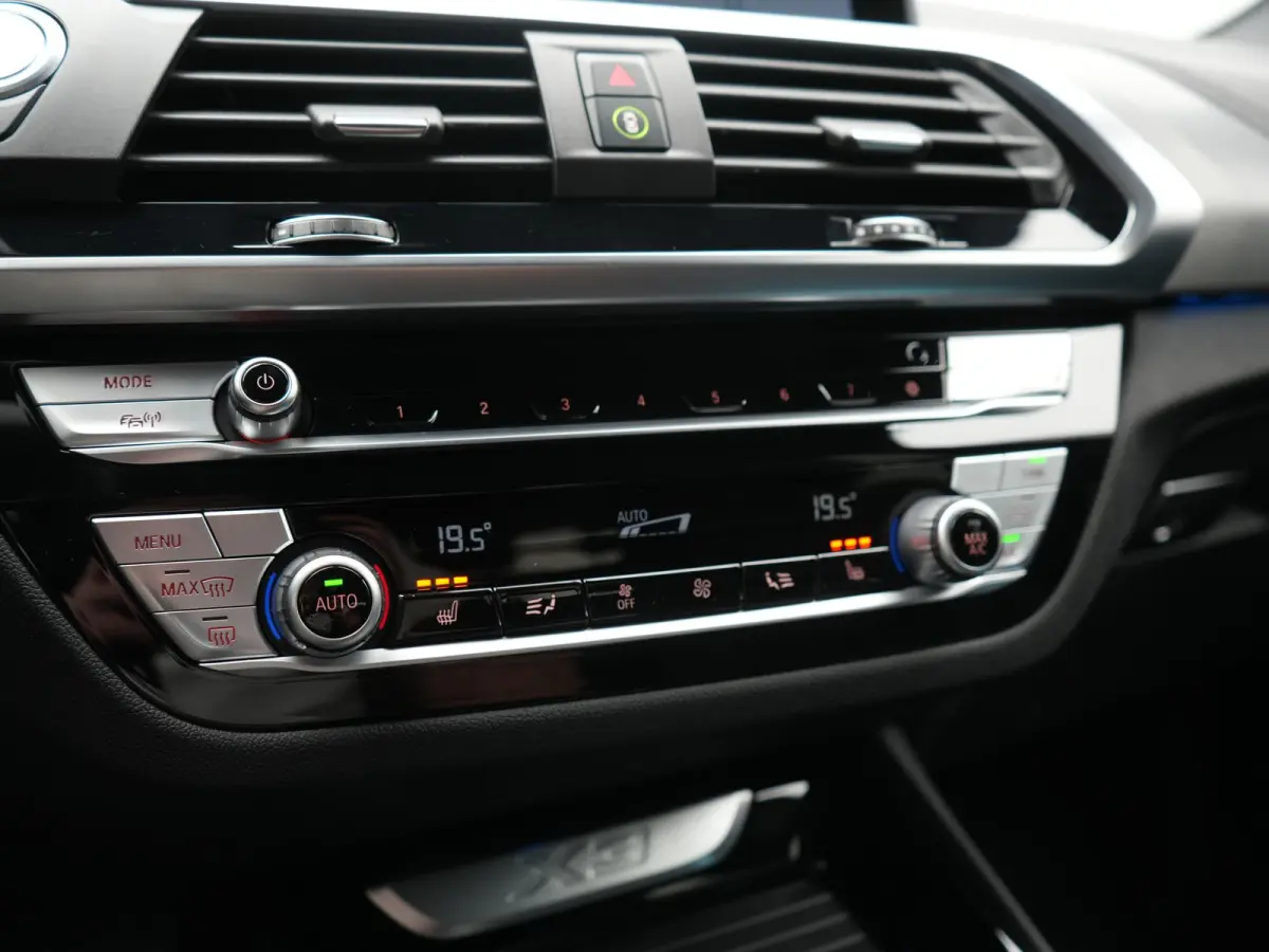 xDrive30e M Sport PHEV 293pk Dealer O.H | Camera | Head Up | Sfeerverlichting | Sportstoelen & Stuur Verwarmd | Apple Carplay | Cruise Control | DAB | Navigatie | Virtual | 21"L.M | Plug In 