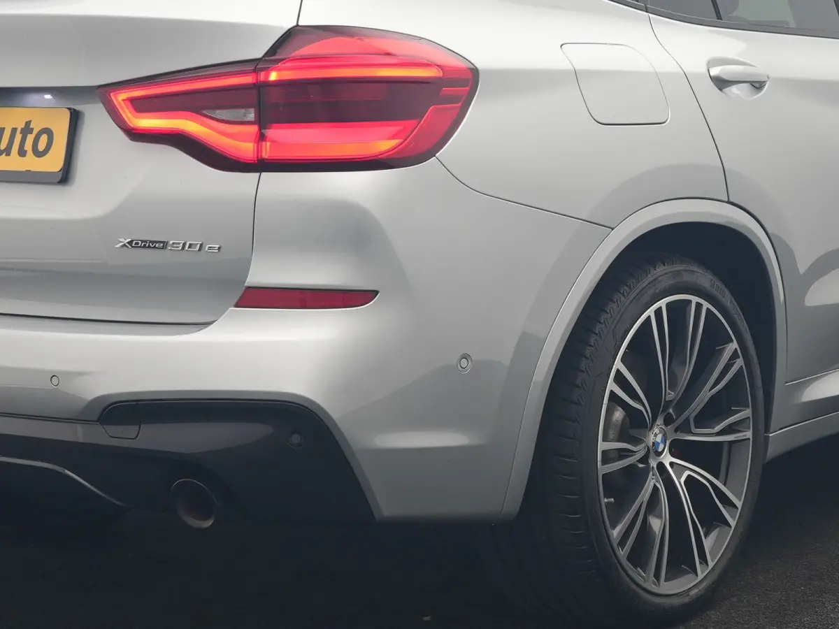 xDrive30e M Sport PHEV 293pk Dealer O.H | Camera | Head Up | Sfeerverlichting | Sportstoelen & Stuur Verwarmd | Apple Carplay | Cruise Control | DAB | Navigatie | Virtual | 21"L.M | Plug In 