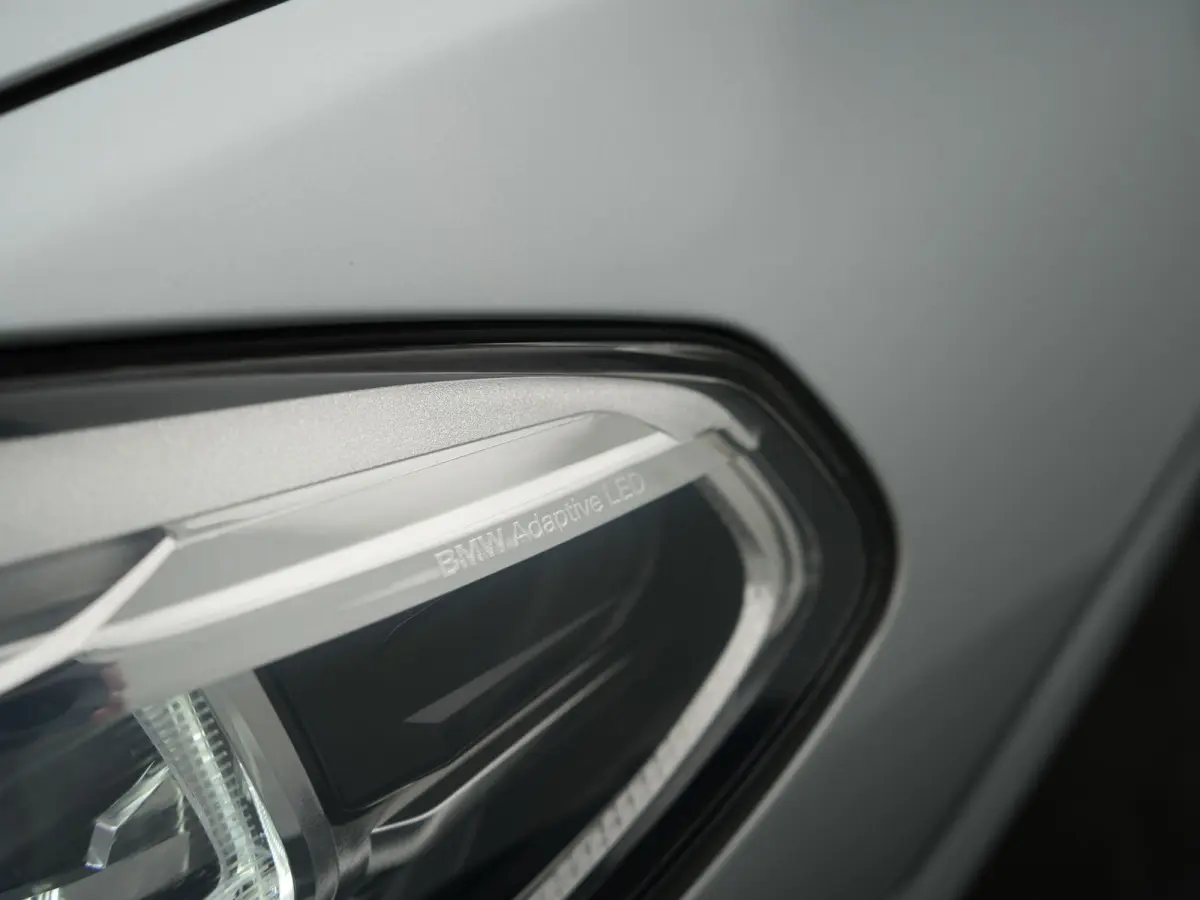 xDrive30e M Sport PHEV 293pk Dealer O.H | Camera | Head Up | Sfeerverlichting | Sportstoelen & Stuur Verwarmd | Apple Carplay | Cruise Control | DAB | Navigatie | Virtual | 21"L.M | Plug In 