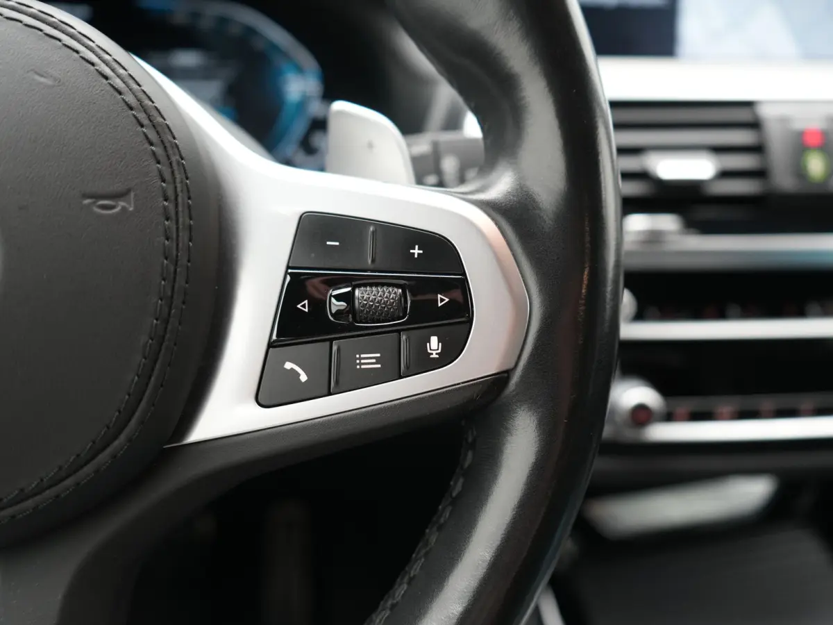xDrive30e M Sport PHEV 293pk Dealer O.H | Camera | Head Up | Sfeerverlichting | Sportstoelen & Stuur Verwarmd | Apple Carplay | Cruise Control | DAB | Navigatie | Virtual | 21"L.M | Plug In 