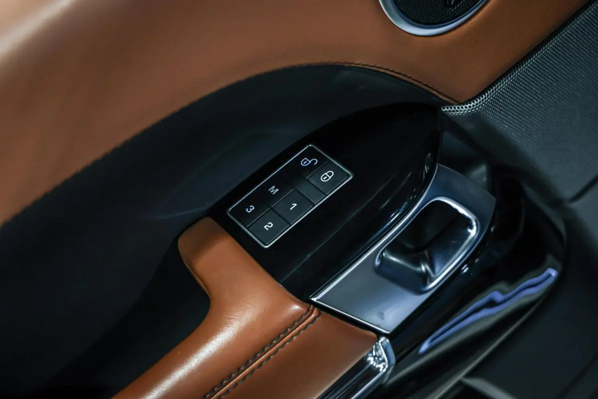 4.4 SDV8 Autobiography Dynamic