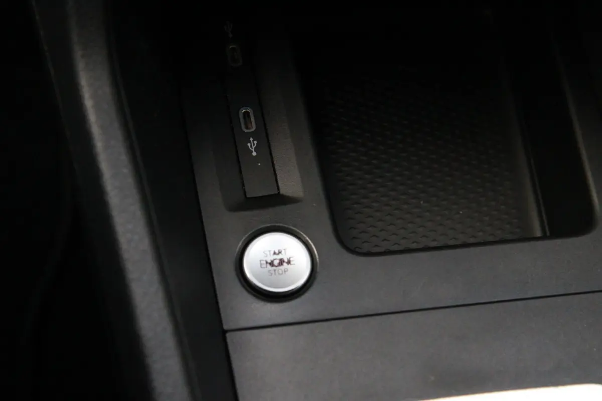 2.0 TDI 102PK 1st Edition / App connect / Multi stuur / 18" velgen