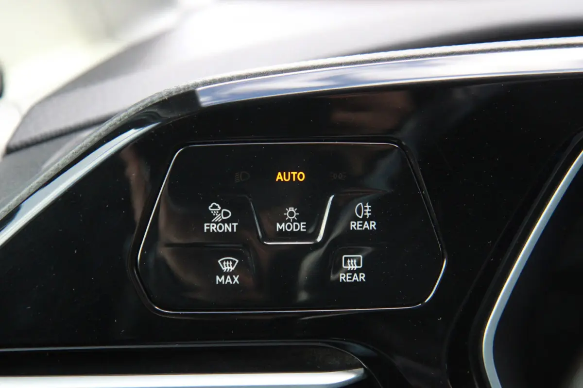 2.0 TDI 102PK 1st Edition / App connect / Multi stuur / 18" velgen