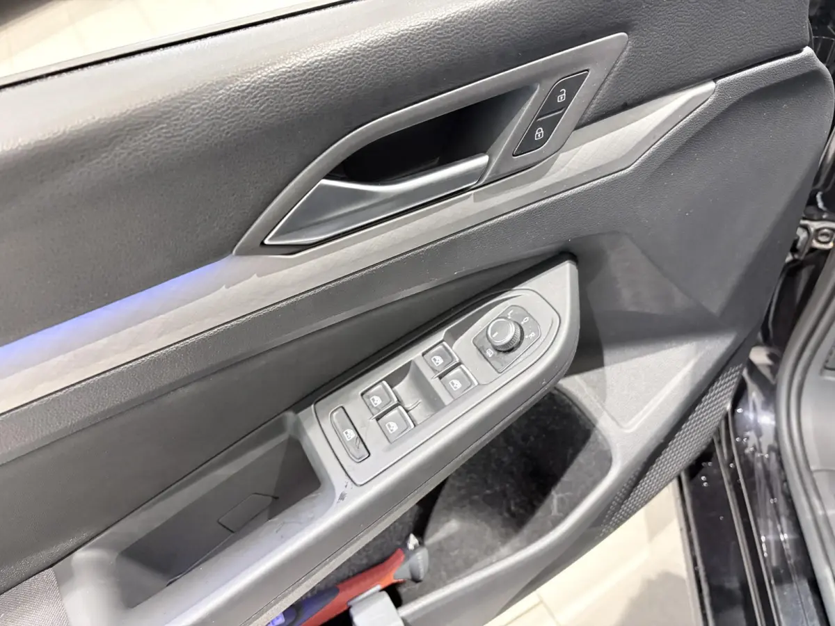 1.0 TSI Life | Carplay | Navigatie | Parkeersensoren voor + achter | Sfeerverlichting |