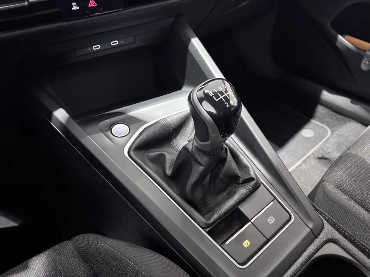 1.0 TSI Life | Carplay | Navigatie | Parkeersensoren voor + achter | Sfeerverlichting |