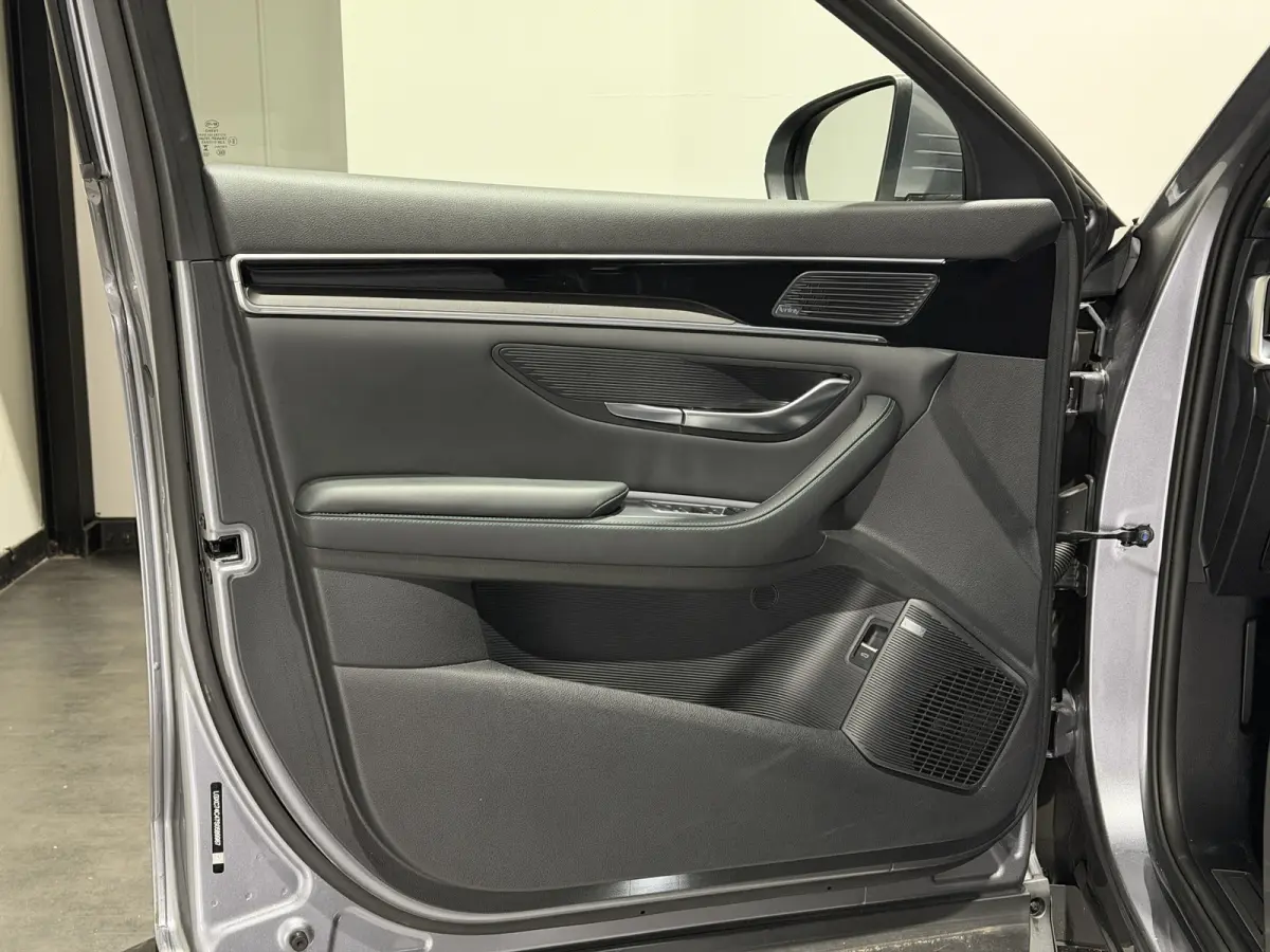 1.5 DM-i FWD Boost | Panorama dak | Premium audio | Verwarmd en gekoelde stoelen |