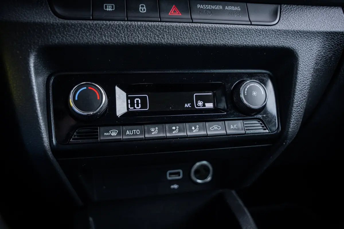 1.0 TSI Business Edition | Airco (automatisch) | Lichtmetalen velgen 16" | Metaalkleur