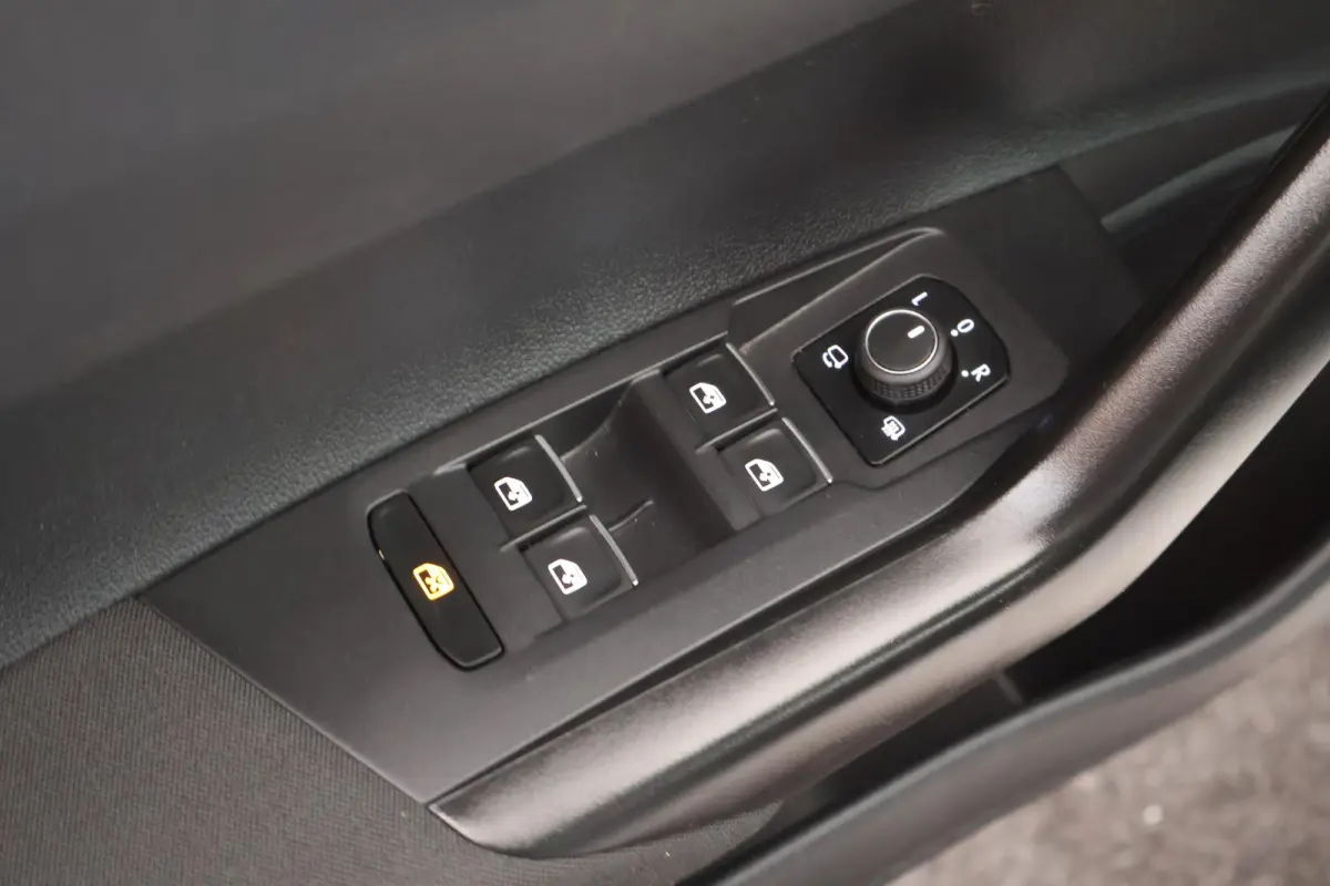 1.0 TSI 110pk DSG R-Line Camera Stoelverwarming Keyless Navigatie Adaptive cruise Carplay