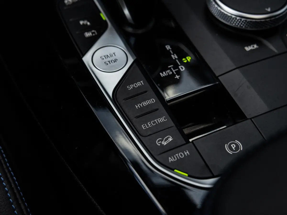 xDrive30e High Executive | M-SPORT | 20 INCH | HARMAN KARDON | PANORAMA/SCHUIF-KANTELDAK | ADAPTIVE CRUISE CONTROL | HEAD-UP | STOELMEMORY | KEYLESS | SOPHISTOGRAU |