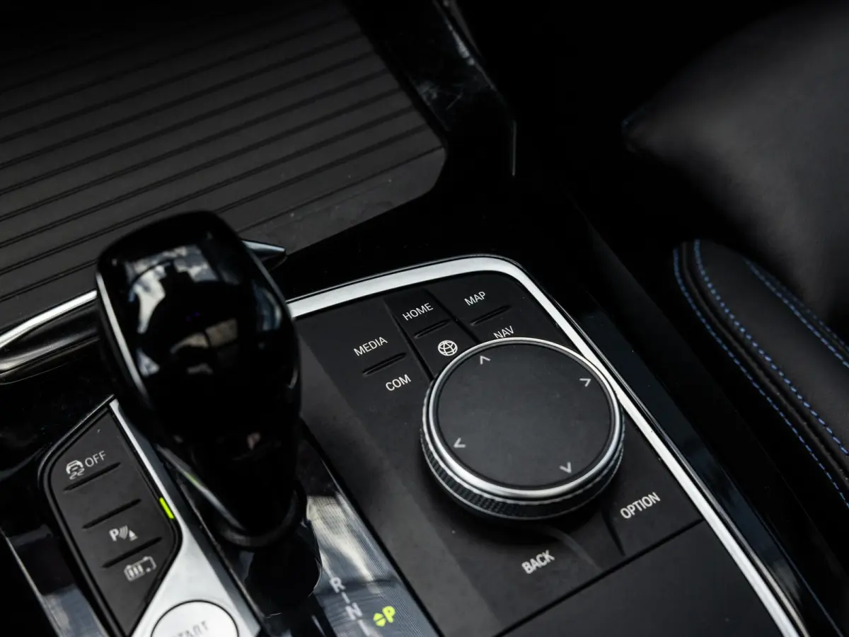 xDrive30e High Executive | M-SPORT | 20 INCH | HARMAN KARDON | PANORAMA/SCHUIF-KANTELDAK | ADAPTIVE CRUISE CONTROL | HEAD-UP | STOELMEMORY | KEYLESS | SOPHISTOGRAU |