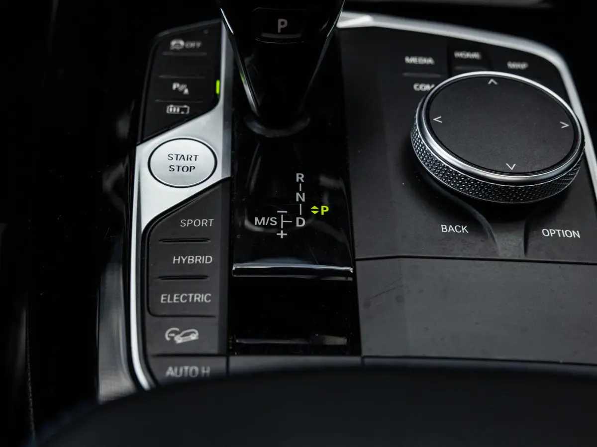 xDrive30e High Executive | M-SPORT | 20 INCH | HARMAN KARDON | PANORAMA/SCHUIF-KANTELDAK | ADAPTIVE CRUISE CONTROL | HEAD-UP | STOELMEMORY | KEYLESS | SOPHISTOGRAU |