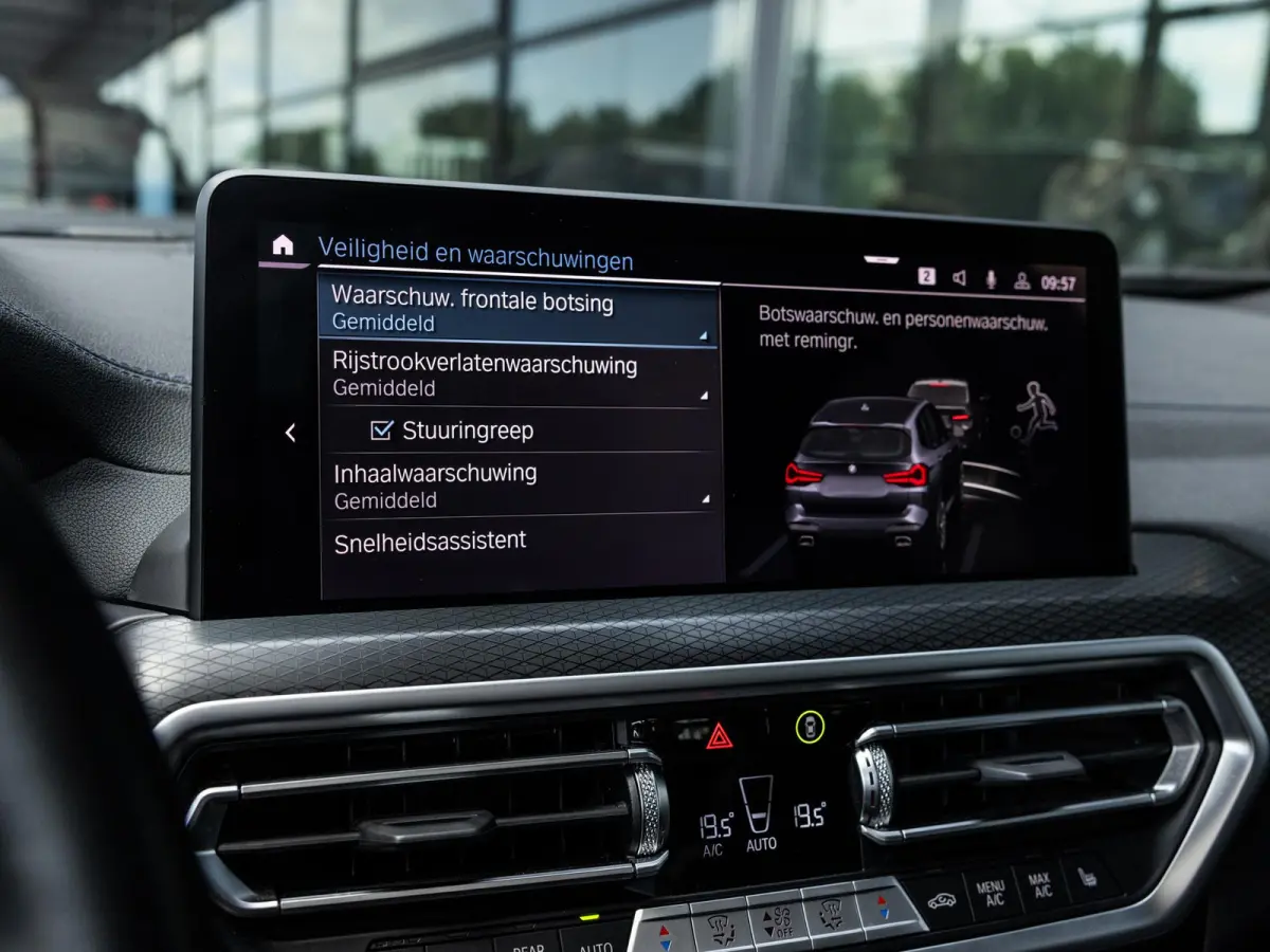 xDrive30e High Executive | M-SPORT | 20 INCH | HARMAN KARDON | PANORAMA/SCHUIF-KANTELDAK | ADAPTIVE CRUISE CONTROL | HEAD-UP | STOELMEMORY | KEYLESS | SOPHISTOGRAU |