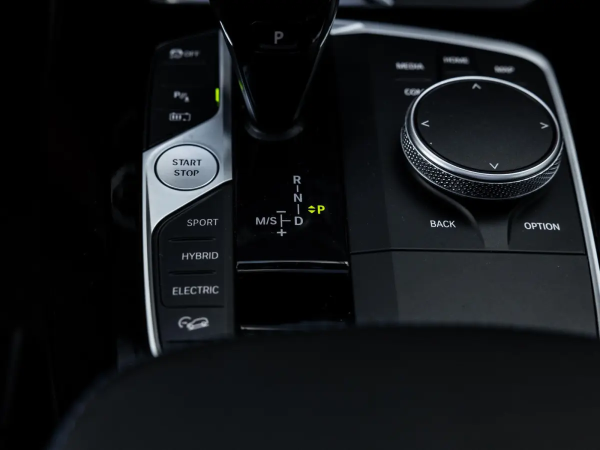 xDrive30e High Executive | M-SPORT | 20 INCH M-SPORT | PANORAMA/SCHUIF-KANTELDAK | ADAPTIVE CRUISE CONTROL | HARMAN KARDON | STOELMEMORY | KEYLESS | HEAD-UP | MINRALWEISS METALLIC |