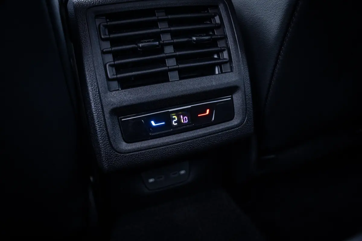 1.5 eHybrid Style Edition | Achteruitrijcamera | Airco (automatisch) | Elektrisch glazen panorama-dak