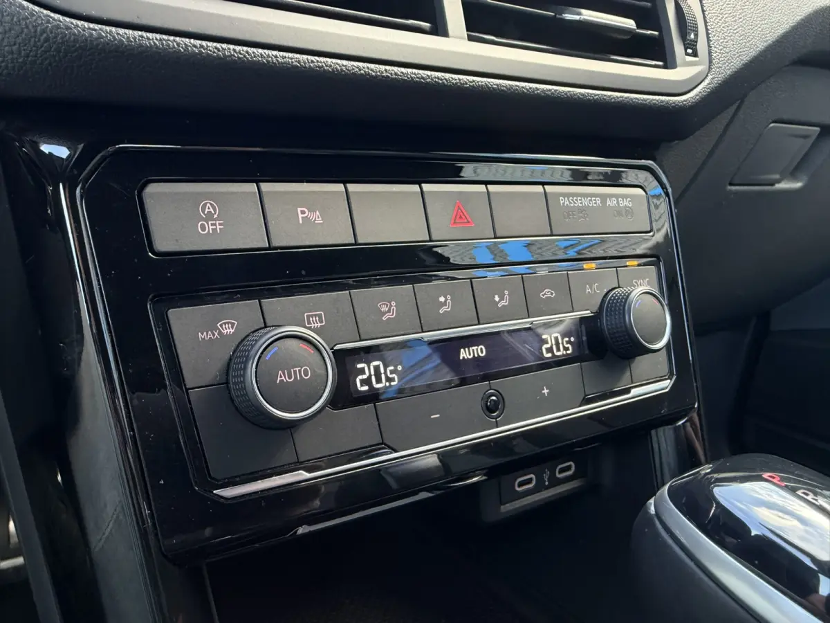 1.0 TSI R-Line LED Carplay Climate Control PDC 18 inch ACC
