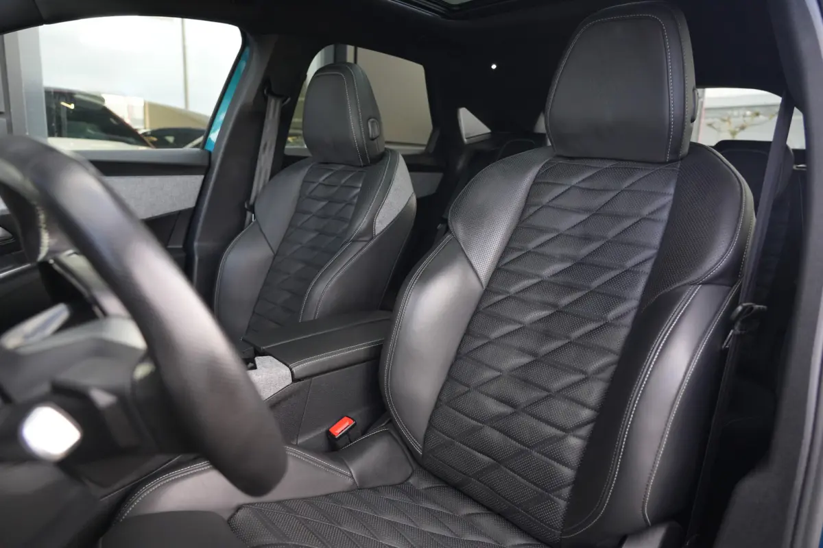 1.2 Hybrid 145pk GT | Panoramdak | Focal | Massagestoelen | 360° camera | Peugeot 3008 1.2 Hybrid 136 GT met een 1.2-liter driecilinder benzinemotor met mild-hybride ondersteuning, rondomzi