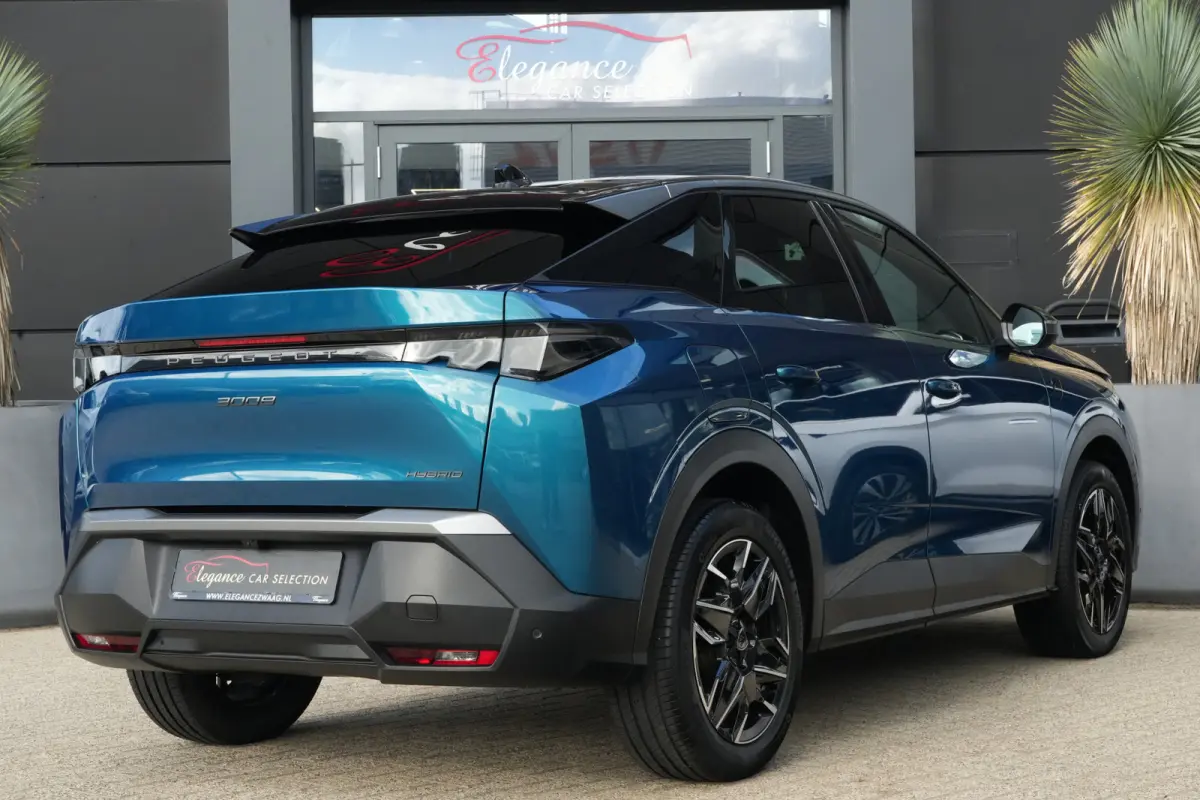 1.2 Hybrid 145pk GT | Panoramdak | Focal | Massagestoelen | 360° camera | Peugeot 3008 1.2 Hybrid 136 GT met een 1.2-liter driecilinder benzinemotor met mild-hybride ondersteuning, rondomzi