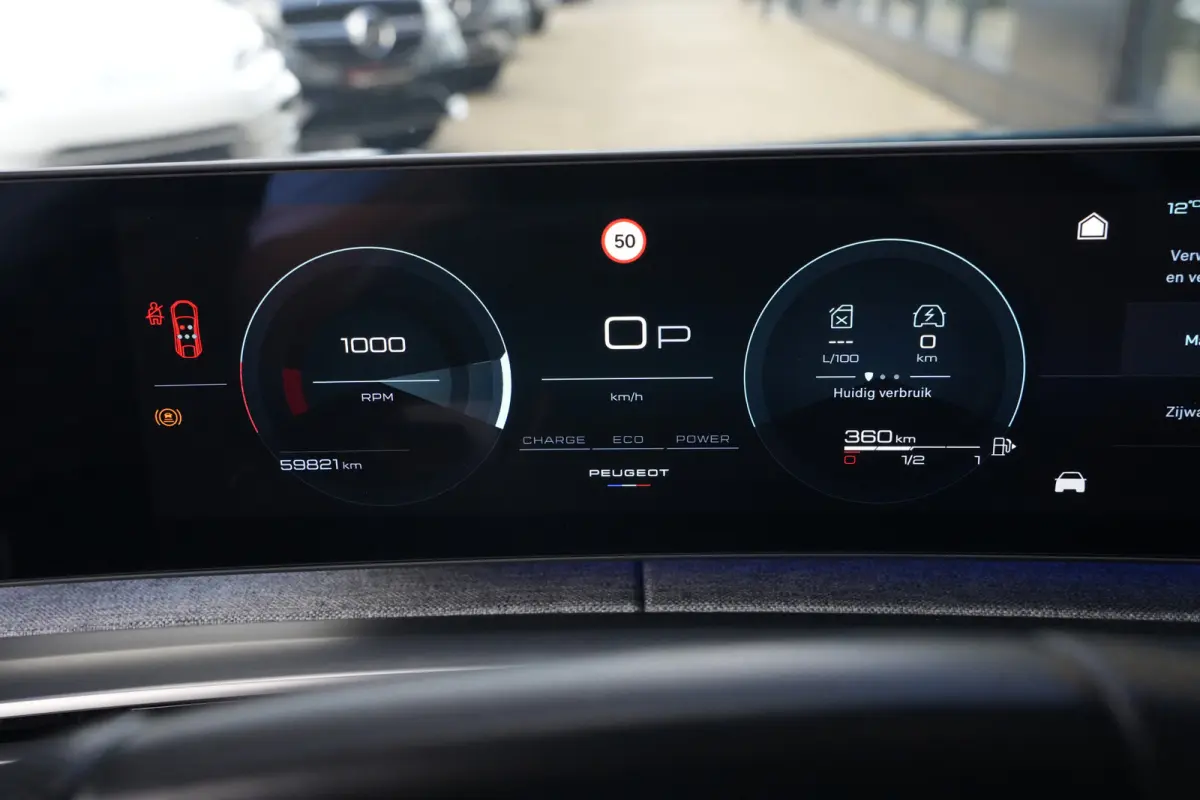 1.2 Hybrid 145pk GT | Panoramdak | Focal | Massagestoelen | 360° camera | Peugeot 3008 1.2 Hybrid 136 GT met een 1.2-liter driecilinder benzinemotor met mild-hybride ondersteuning, rondomzi