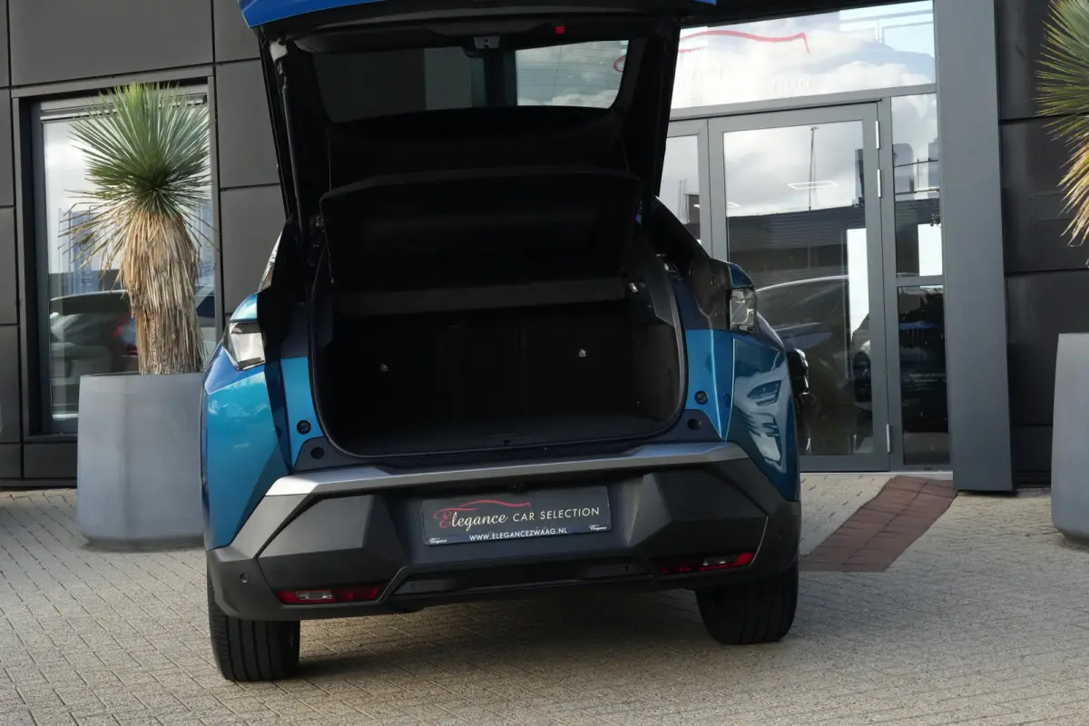 1.2 Hybrid 145pk GT | Panoramdak | Focal | Massagestoelen | 360° camera | Peugeot 3008 1.2 Hybrid 136 GT met een 1.2-liter driecilinder benzinemotor met mild-hybride ondersteuning, rondomzi