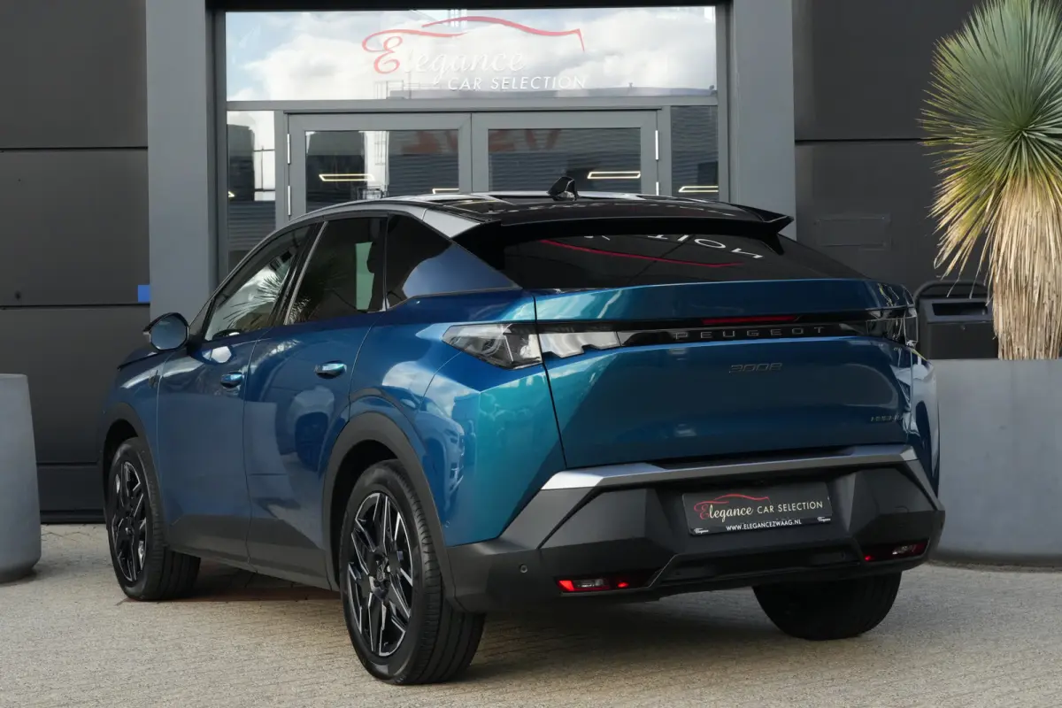 1.2 Hybrid 145pk GT | Panoramdak | Focal | Massagestoelen | 360° camera | Peugeot 3008 1.2 Hybrid 136 GT met een 1.2-liter driecilinder benzinemotor met mild-hybride ondersteuning, rondomzi