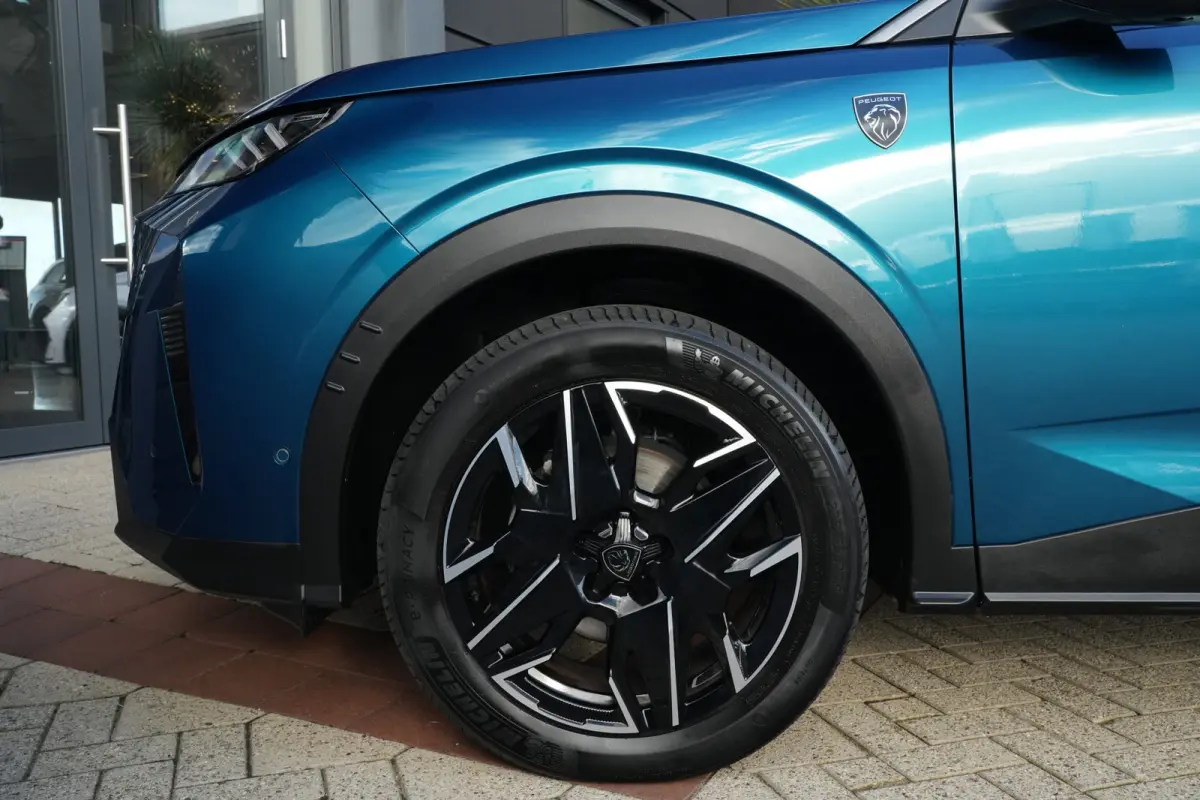 1.2 Hybrid 145pk GT | Panoramdak | Focal | Massagestoelen | 360° camera | Peugeot 3008 1.2 Hybrid 136 GT met een 1.2-liter driecilinder benzinemotor met mild-hybride ondersteuning, rondomzi