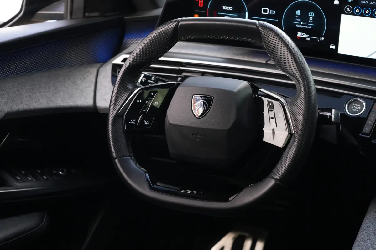 1.2 Hybrid 145pk GT | Panoramdak | Focal | Massagestoelen | 360° camera | Peugeot 3008 1.2 Hybrid 136 GT met een 1.2-liter driecilinder benzinemotor met mild-hybride ondersteuning, rondomzi