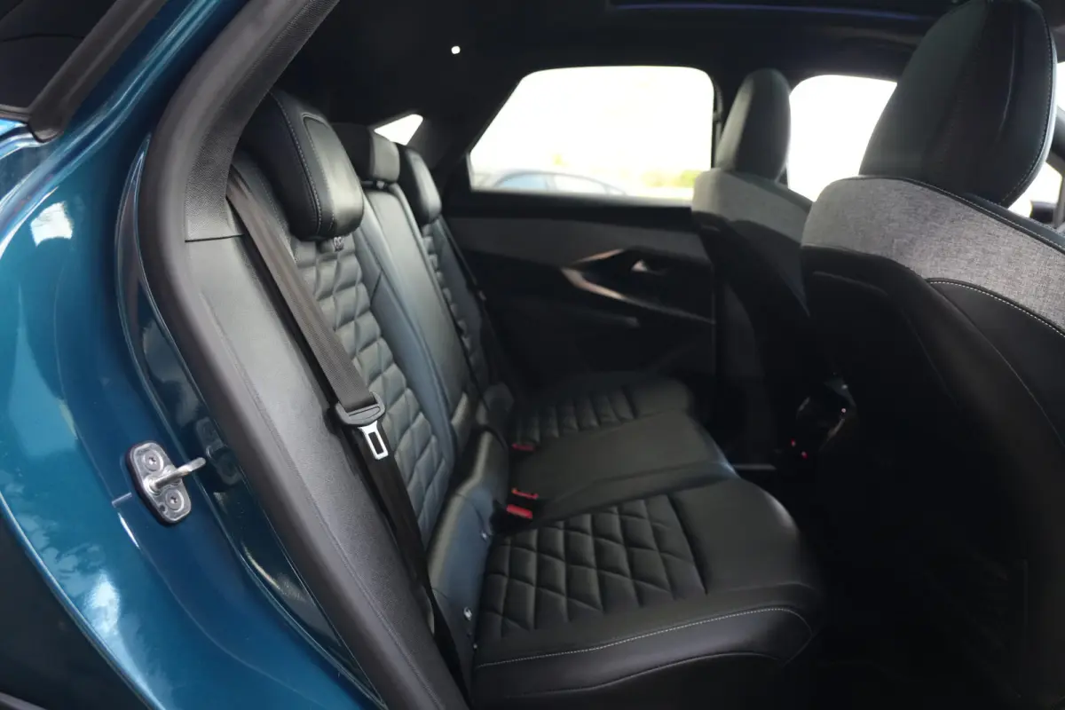 1.2 Hybrid 145pk GT | Panoramdak | Focal | Massagestoelen | 360° camera | Peugeot 3008 1.2 Hybrid 136 GT met een 1.2-liter driecilinder benzinemotor met mild-hybride ondersteuning, rondomzi
