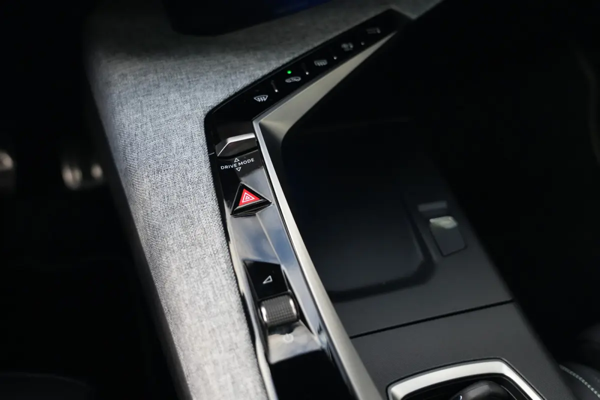 1.2 Hybrid 145pk GT | Panoramdak | Focal | Massagestoelen | 360° camera | Peugeot 3008 1.2 Hybrid 136 GT met een 1.2-liter driecilinder benzinemotor met mild-hybride ondersteuning, rondomzi