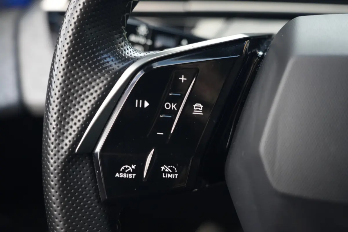 1.2 Hybrid 145pk GT | Panoramdak | Focal | Massagestoelen | 360° camera | Peugeot 3008 1.2 Hybrid 136 GT met een 1.2-liter driecilinder benzinemotor met mild-hybride ondersteuning, rondomzi